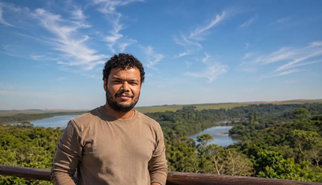 Willian Rafael em viagem, com paisagem natural ao fundo.